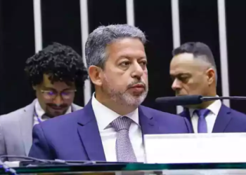 Lira negocia 150 votos na PEC por comando do Ministério da Saúde