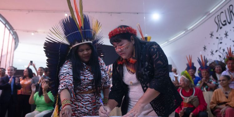 Presidenta da Funai toma posse prometendo reconstrução