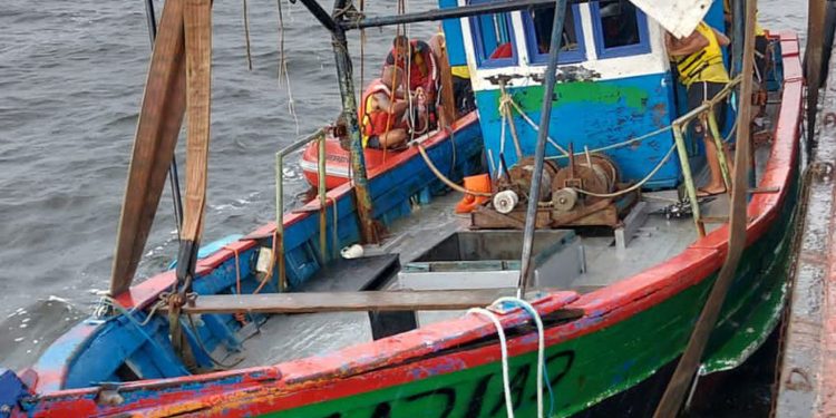 Bombeiros continuam buscas por desaparecidos em naufrágio no Rio