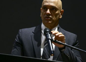 Alexandre de Moraes confirma conversa com senador Marcos do Val