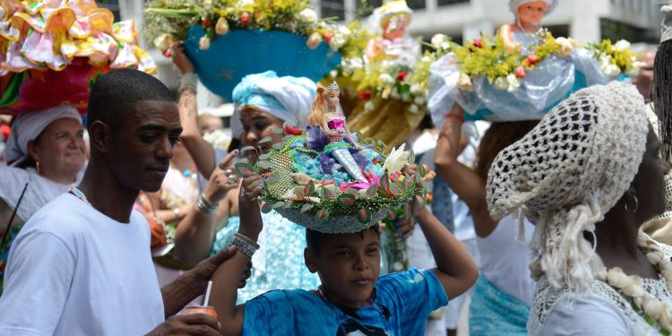 Cariocas comemoram o Dia de Iemanjá no Arpoador