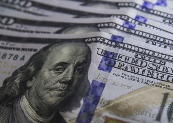 Dólar cai e acumula queda de 3,82% em janeiro