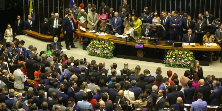 Parlamentares tomam posse na Câmara dos Deputados