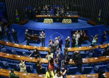 Senadores tomam posse em sessão rápida