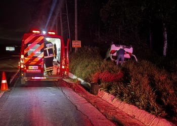 Capotamento mobiliza Bombeiros Voluntários de Ilhota na BR-470