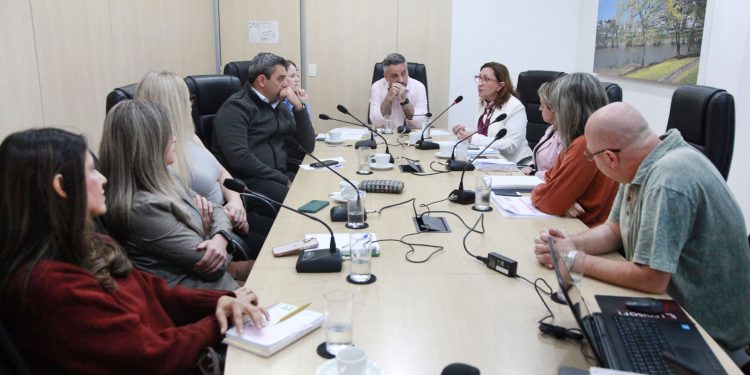 Comissão de Educação realiza reunião extraordinária com secretária nesta quinta (6)