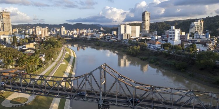 Blumenau mantém saldo positivo na geração de empregos pelo nono mês seguido