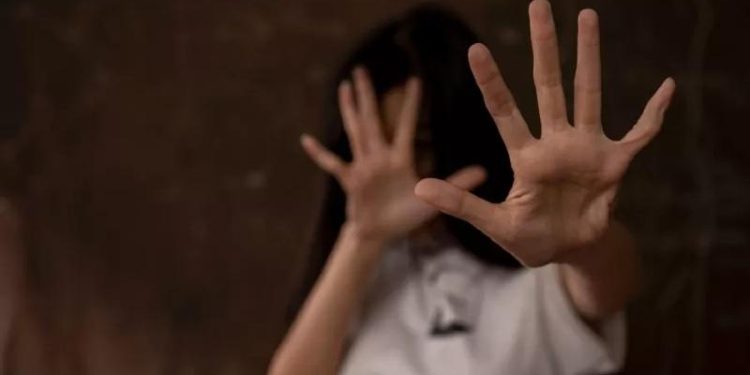 Homem tenta matar companheira a marretadas em Blumenau