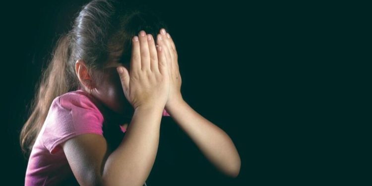 Abuso sexual é descoberto após menina de 13 anos registrar bebê em Blumenau; padrasto é preso