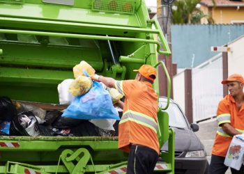 Jornalista Diniz destaca transtornos causados pela falta de recolhimento do lixo em Ilhota