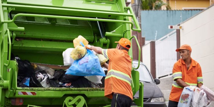 Jornalista Diniz destaca transtornos causados pela falta de recolhimento do lixo em Ilhota