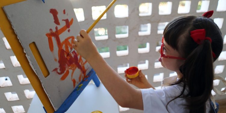 Comissão aprova adicional salarial para professores que atendem alunos com deficiência