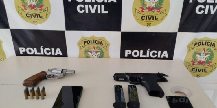 Polícia Civil prende homem em flagrante por posse de arma de fogo de uso restrito em Blumenau