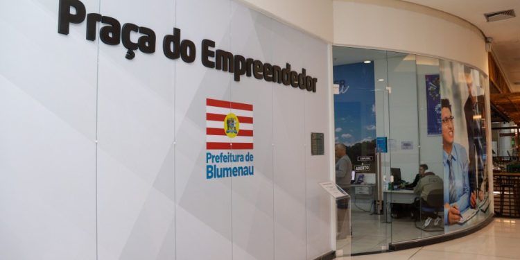 Praça do Empreendedor promove semana de regularização para MEIs