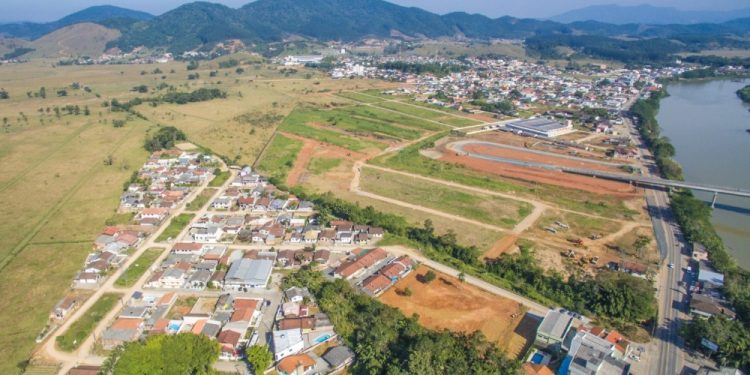 Ex-prefeito de Ilhota é preso em esquema milionário de falsas garantidoras de aluguel