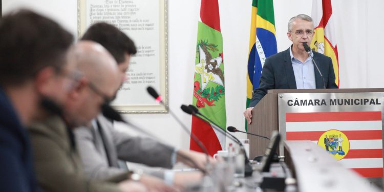 CPI do Esgoto em Blumenau tem clima tenso entre ex-prefeito e líder do atual governo