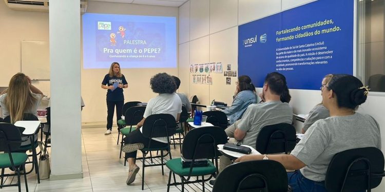 Procuradoria da Criança ministra palestra sobre prevenção e cultura de proteção em escola de Blumenau