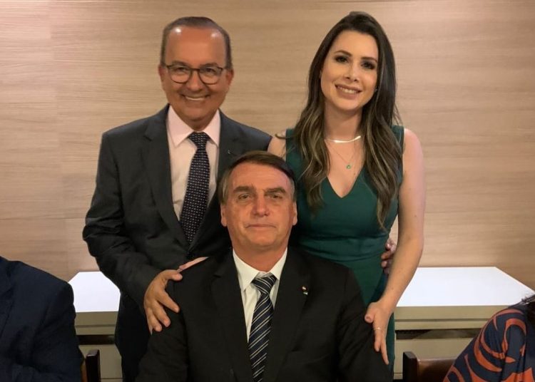 Bolsonaro e Jorginho inclinados por Carol De Toni ao Senado