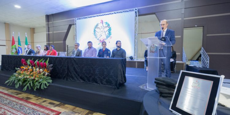 Escola centenária de Sombrio é homenageada pela Alesc em sessão solene