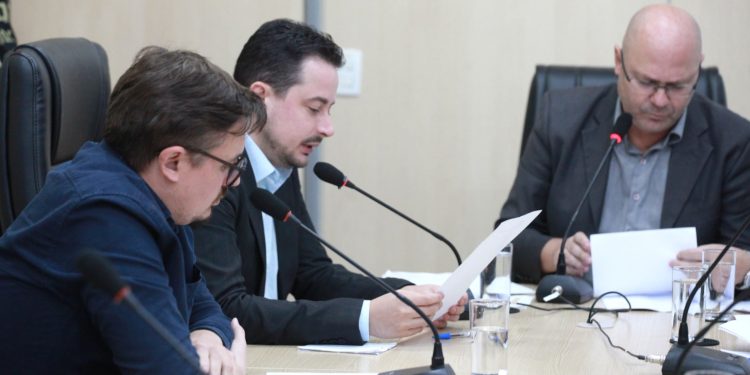 Comissão Processante decide continuar apuração de possível quebra de decoro após analisar defesa