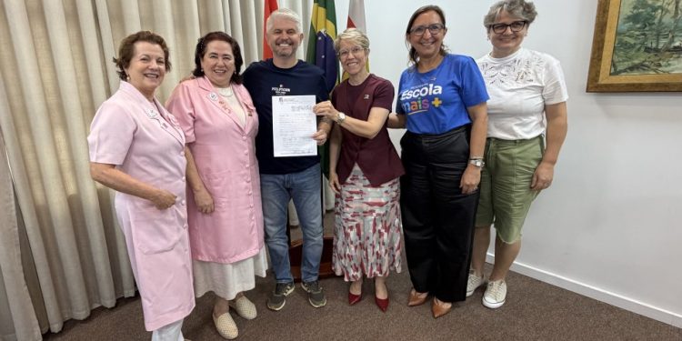 Prefeitura de Blumenau firma parcerias para ampliar ações de educação e saúde nas escolas