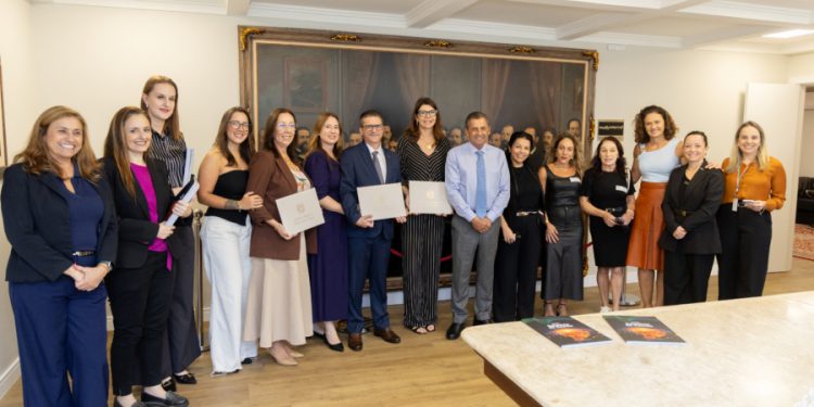 Alesc homenageia FCDL-SC por incentivo ao empreendedorismo feminino
