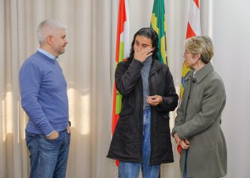Prefeitura entrega apartamento retomado do Minha Casa Minha Vida para nova família
