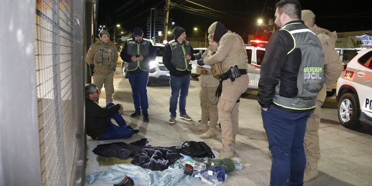 Frio intenso mobiliza força-tarefa para acolher pessoas em situação de rua em Blumenau