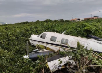 Avião de pequeno porte cai e deixa duas pessoas em estado grave em SC