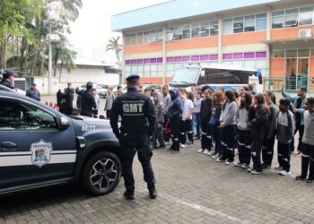 Mais de 60 estudantes de Blumenau se formam como agentes de trânsito mirins