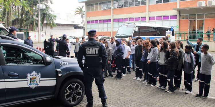 Mais de 60 estudantes de Blumenau se formam como agentes de trânsito mirins