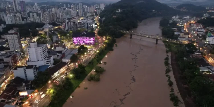 Defesa Civil prevê enchentes em SC e coloca Blumenau em alerta por conta do Rio Itajaí-Açu